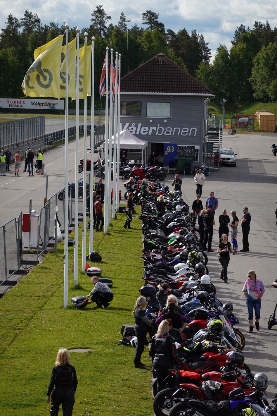 Vålerbanen er en asfaltert motorsportbane som er del av trafikktreningsanlegget benyttet av NAF Trafikksenter AS ved Braskereidfoss i Solør, Innlandet fylke. Anlegget har fire underanlegg: 2,3 km ringbane med racingstandard 1,2 km bane med sub-racingstandard 2 km offroadløype 800 m gokartbane Tre glattkjøringsbanerFra Wikipedia