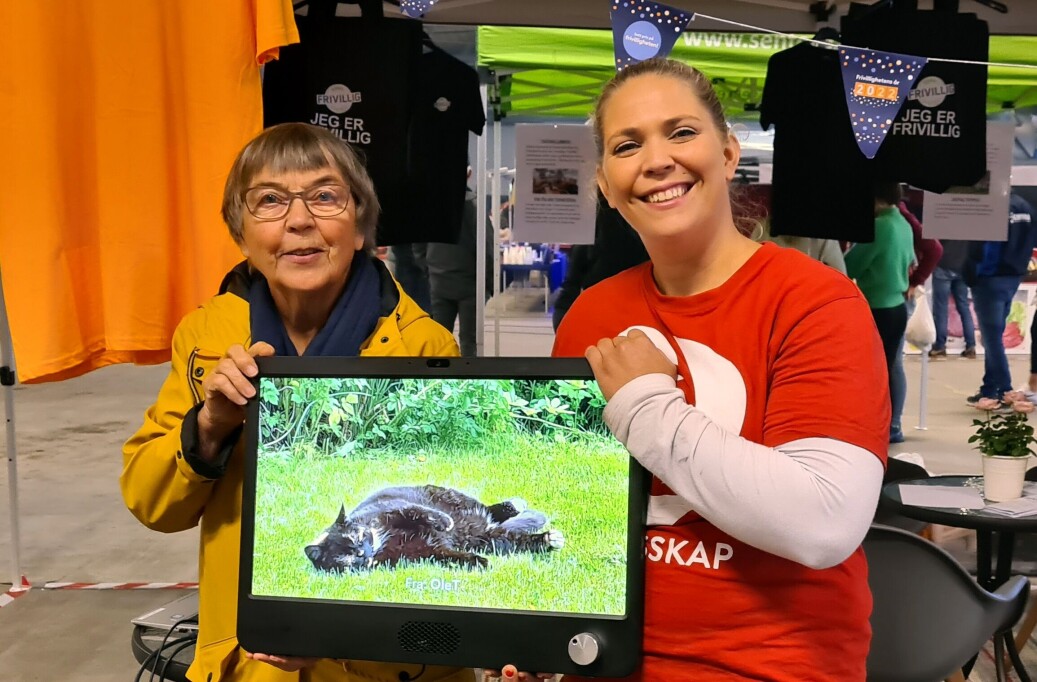 Monica Gulla Løfaldli tok imot Komp-maskina frå Helene Marie Nergård. Monica Gulla Løfaldli tok imot Komp-maskina frå Helene Marie Nergård.