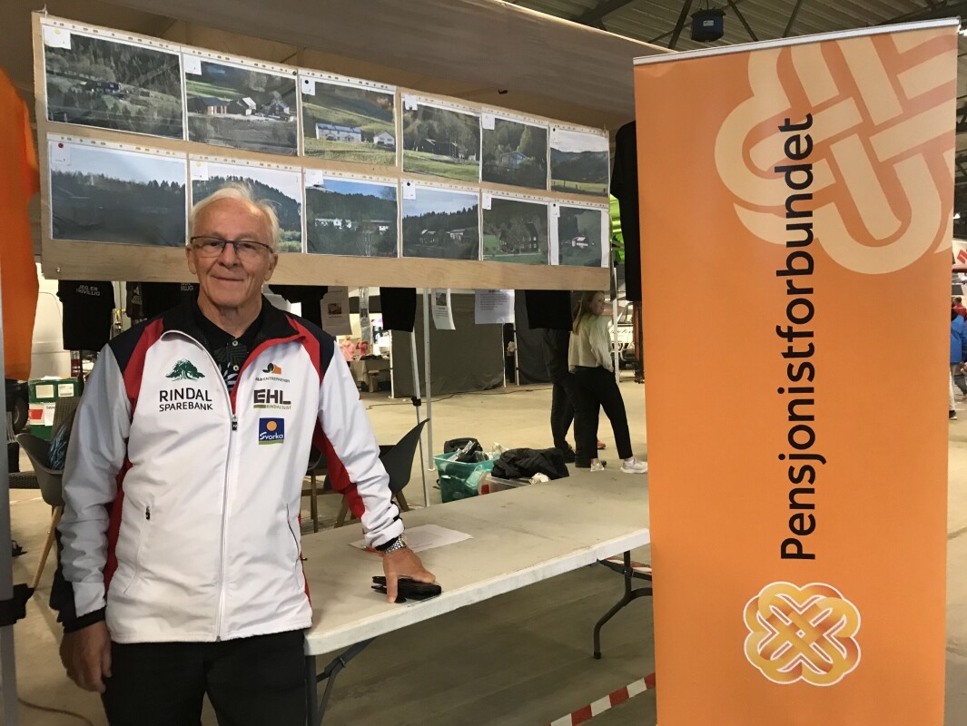 Alt klart til konkurranse. Jostein Grytbakk med bildene fra bygda bak. Alt klart til konkurranse. Jostein Grytbakk med bildene fra bygda bak.