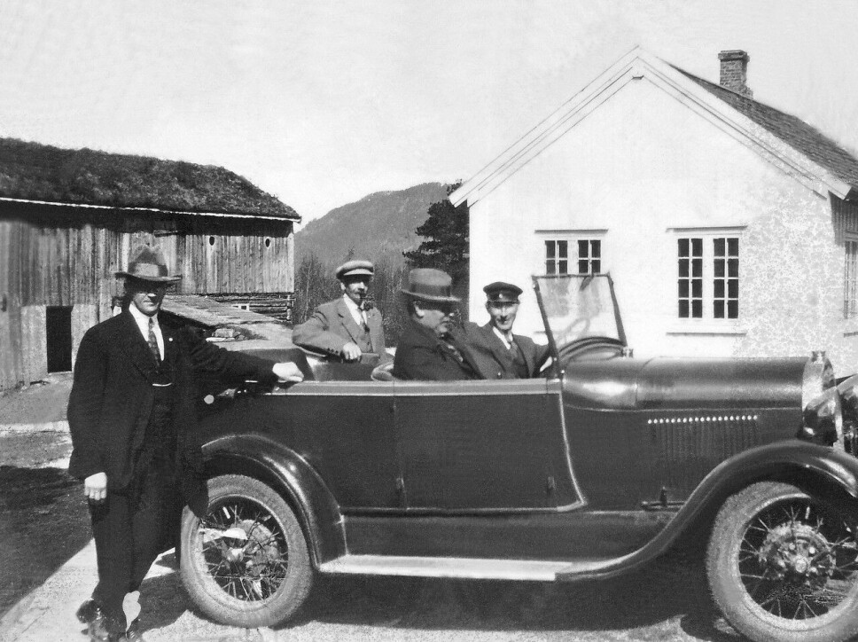 Denne Ford 1928 (eller 1929) var av dei første drosjebilane i Halsa. Sjåfør er Nils Betten.
