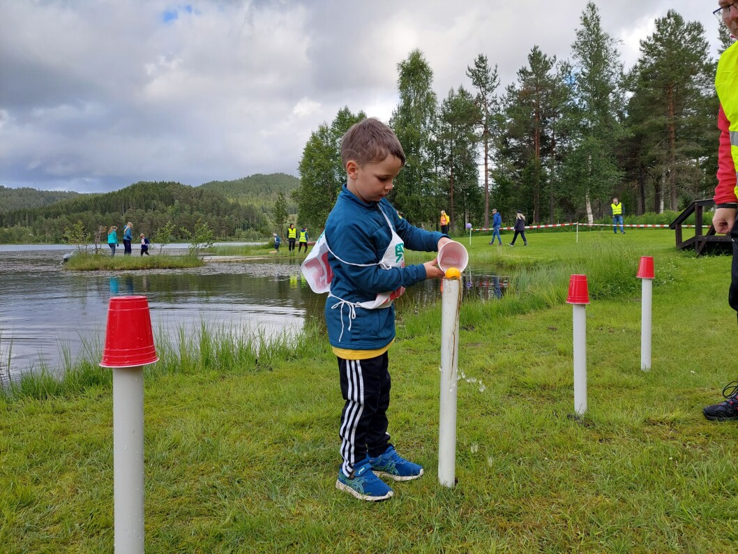 Når pingpong-ballen fløt opp av røret kunne man løpe videre til neste hinder. Når pingpong-ballen fløt opp av røret kunne man løpe videre til neste hinder.