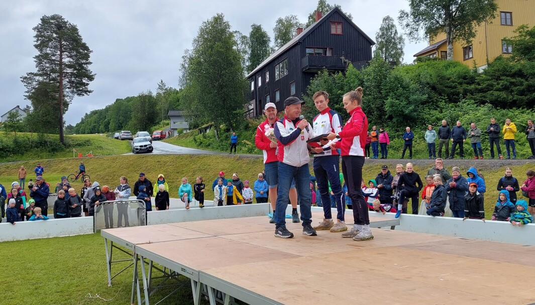 Erik og Mali på scenen sammen med Lars Olav Lund i Rindal Idrettsråd, og Morten Møller som er sekretær i juryen. Erik og Mali på scenen sammen med Lars Olav Lund i Rindal Idrettsråd, og Morten Møller som er sekretær i juryen.