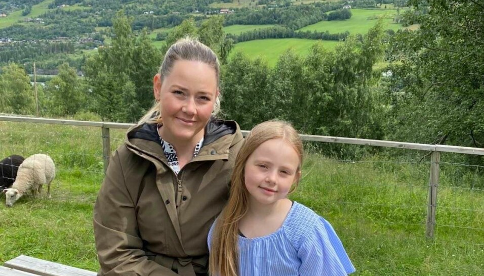 Kristine Island og datteren Celine er godt fornøyd med sommerskolen til Nina Torvik.