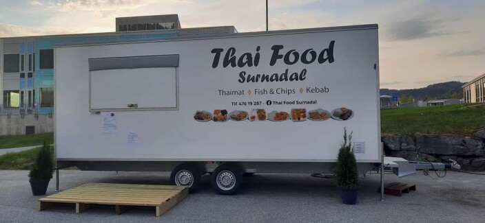 På baksiden av Møbel-Fiske står vogna alle dager, unntatt fredag. Da tar Pan Promchart turen til Rindal for å by trønderne på thailandske fristelser På baksiden av Møbel-Fiske står vogna alle dager, unntatt fredag. Da tar Pan Promchart turen til Rindal for å by trønderne på thailandske fristelser