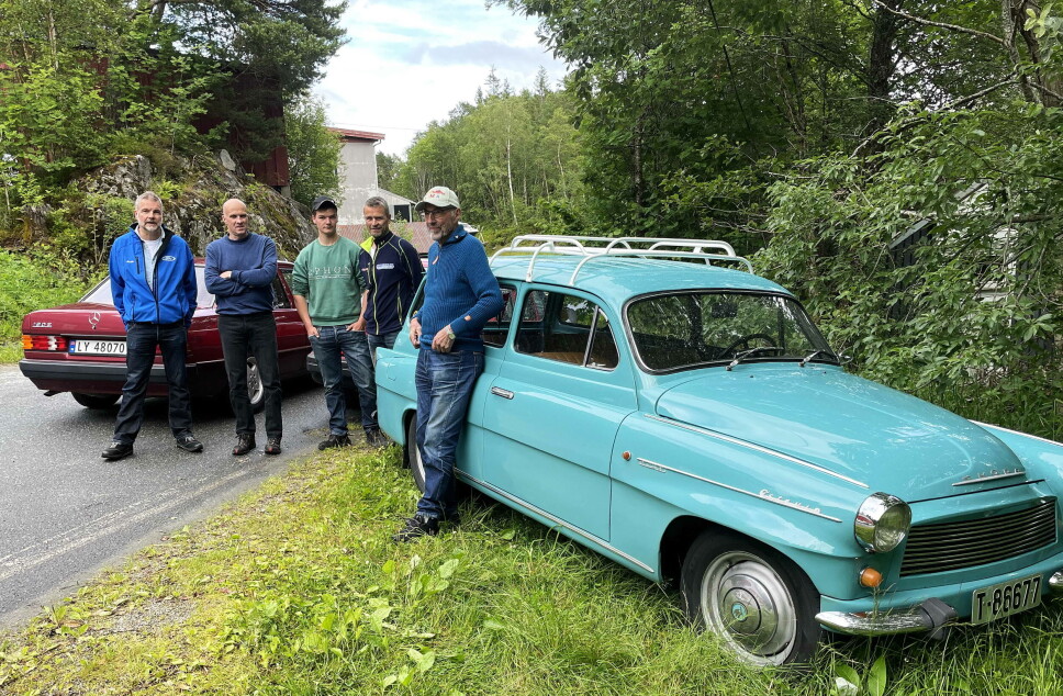 Livleg bilprat etter programslutt. Frå venstre Morten Betten, Arnt Kjetil Bøe, Ole Fiske (eigar av 1980-Mercedesen på vegen), Arne Fiske og Oddvar Kvande med sin 1968 Skoda Octavia.