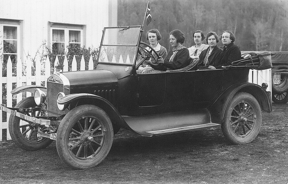 Arkivfoto på lerretet: Vi veit ikkje om desse damene køyrde særleg langt i bilen hans Ola J. Gravvold. Men eit yndig og sjeldan 1920-talsmotiv er det! Etter våre opplysningar ser vi (frå venstre) Ingeborg Gravvold (Romfo), ved rattet Alvilde Sæterbø (Gravvold), Brit Svorken, Jenny Johansen (Knubben) og Mali Gravvold (Bævre).