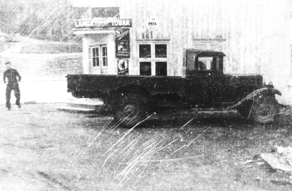 Arkivfoto på lerretet: Erling Sæthervik og hans første lastebil ved butikken på Peøra i Bøfjorden – visstnok i 1938.