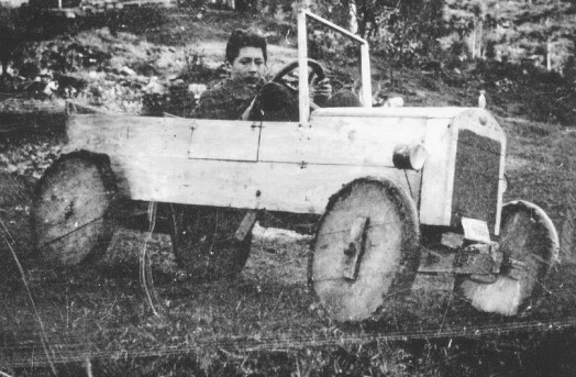 Arkivfoto på lerretet: Avansert Olabil sist på 1920-talet. Den er tipp-topp utstyrt – endatil med «registreringsnummer»! Vi trur sjåføren er Ivar Lillegård, som var fødd i 1914.
