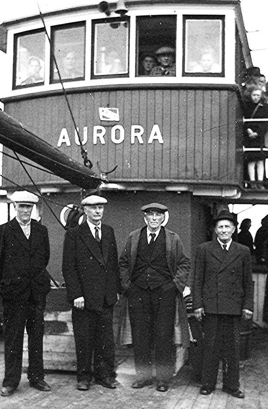 Som kyrkjeskute til fredsgudstenesta i Stangvik våren 1945. Framfor casinga står fire skuteveteranar – frå venstre Peder Aarnes (trur vi), Svein Hamnes, Kristian Aarnes og Halvor Næss. Som kyrkjeskute til fredsgudstenesta i Stangvik våren 1945. Framfor casinga står fire skuteveteranar – frå venstre Peder Aarnes (trur vi), Svein Hamnes, Kristian Aarnes og Halvor Næss.