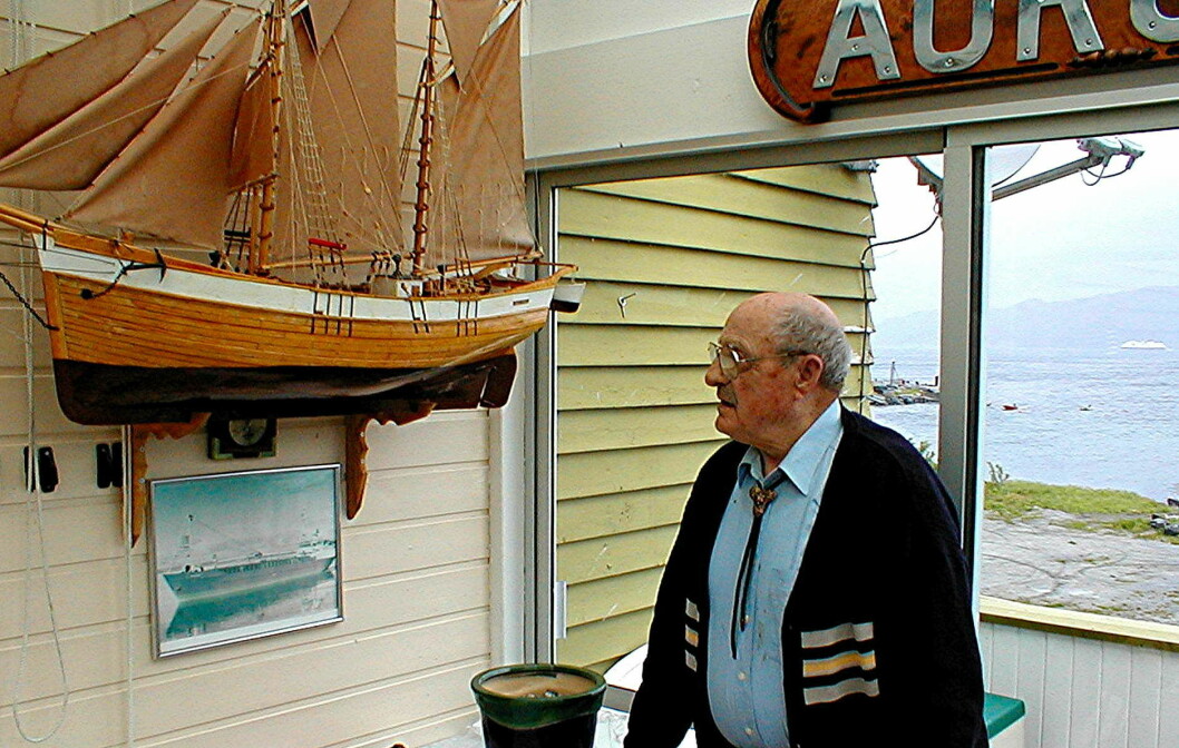 Siste Aurora-skipper Harald Melland bygde «styrehus» på bustaden sin i Lensvika – her med Aurora-modell og namnebrett.