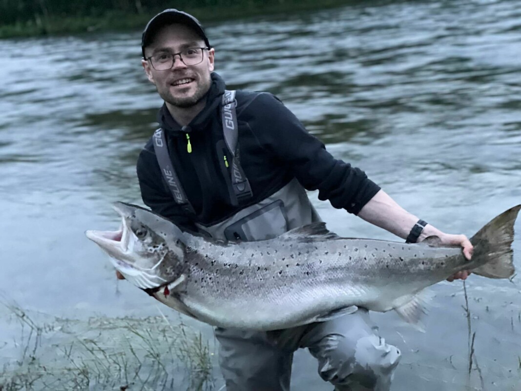 Håvard Nordahl med hunnlaks på 14. 4 kg. Håvard Nordahl med hunnlaks på 14. 4 kg.