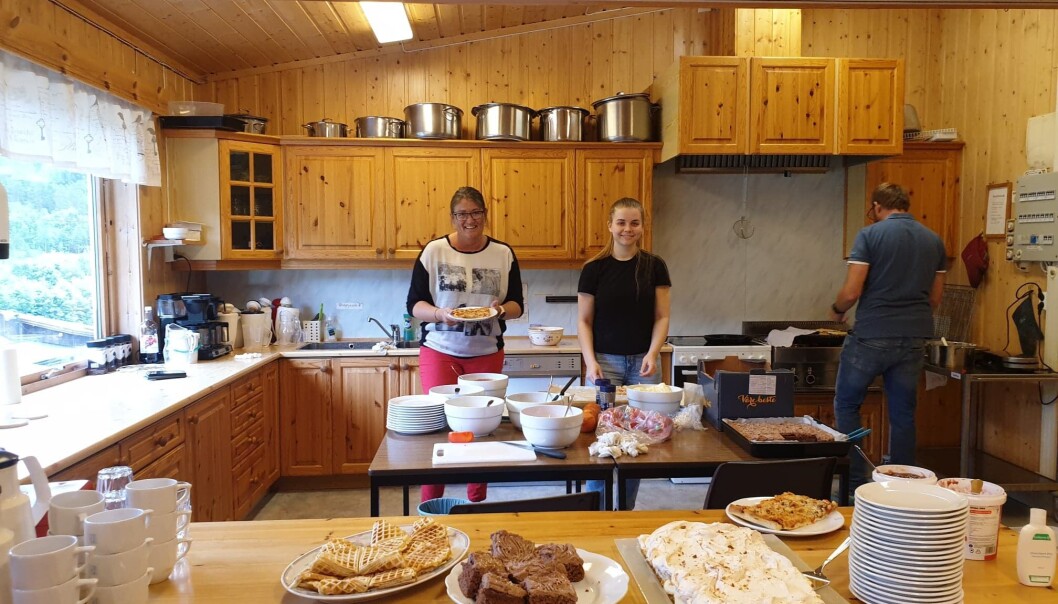 Sissel Moen Hårstad, Karen Snekvik, og Hans Christian Hårstad med kjøkkentjeneste Sissel Moen Hårstad, Karen Snekvik, og Hans Christian Hårstad med kjøkkentjeneste