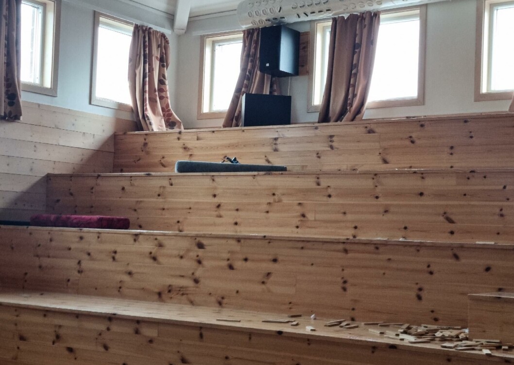 Høytalere er revet ned av veggen. Høytalere er revet ned av veggen.