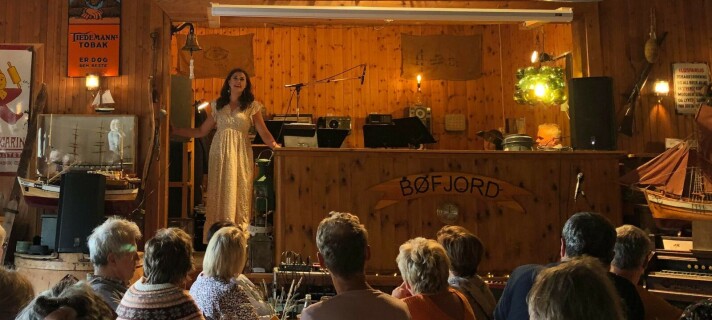 Kunstnarisk leiar Sigrid Velteseter Bøe opna konserten med ein kulokk frå Haugtussa, skrive av Arne Garborg og musikk av Edvard Grieg. Sopran Sigrid Vetleseter Bøe i samspel med trompetist Frode Torjussen var ei festivalopning verdig. Kunstnarisk leiar Sigrid Velteseter Bøe opna konserten med ein kulokk frå Haugtussa, skrive av Arne Garborg og musikk av Edvard Grieg. Sopran Sigrid Vetleseter Bøe i samspel med trompetist Frode Torjussen var ei festivalopning verdig.