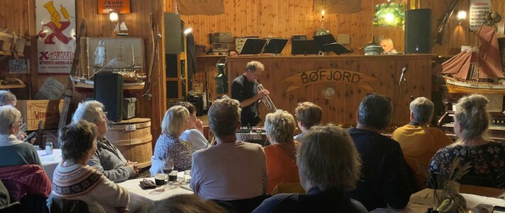 Publikum let seg trollbinde av Frode Torjussen si improvisasjon over «Mitt hjerte alltid vanker». Publikum let seg trollbinde av Frode Torjussen si improvisasjon over «Mitt hjerte alltid vanker».