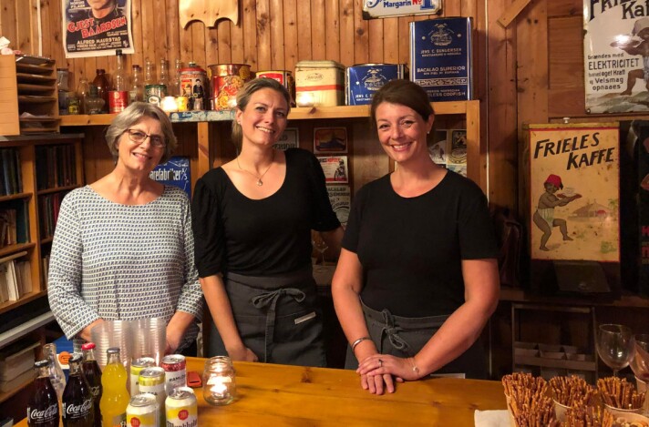 Randi, Gunnhild og Nora Vetleseter Bøe stod for kveldens bevertning. Randi, Gunnhild og Nora Vetleseter Bøe stod for kveldens bevertning.