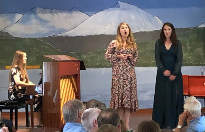 Pianist Hedda Hansen Berg, sopran Anna Maleza-Kutny og mezzosopran Rebecca Fjällsby under «prendero quel brunettino» frå operaen «Cosí fan tutte» av Wolfgang Amadeus Mozart. Pianist Hedda Hansen Berg, sopran Anna Maleza-Kutny og mezzosopran Rebecca Fjällsby under «prendero quel brunettino» frå operaen «Cosí fan tutte» av Wolfgang Amadeus Mozart.
