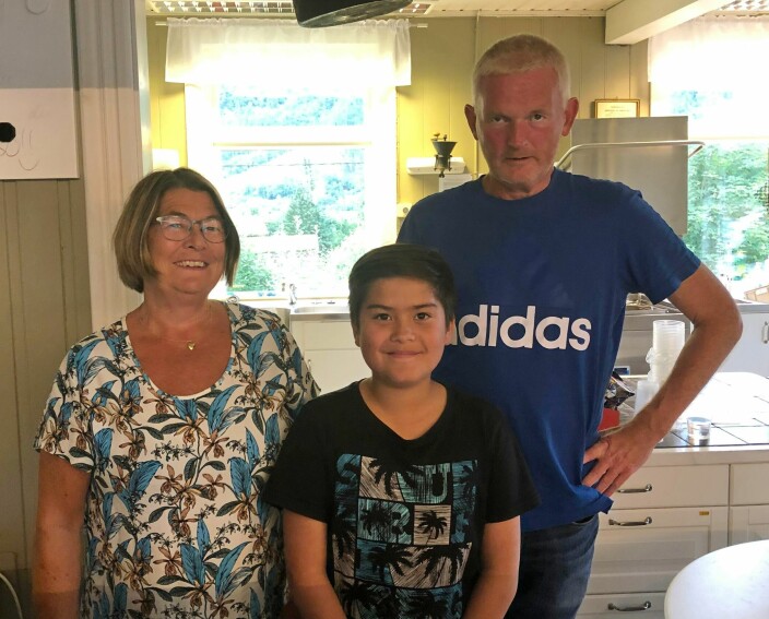 Dei frivillige frå Todalen idrettslag: peanøttsjefen Jens S. Ansnes (12), Bjørn G. Ansnes og Jenny Stensby.