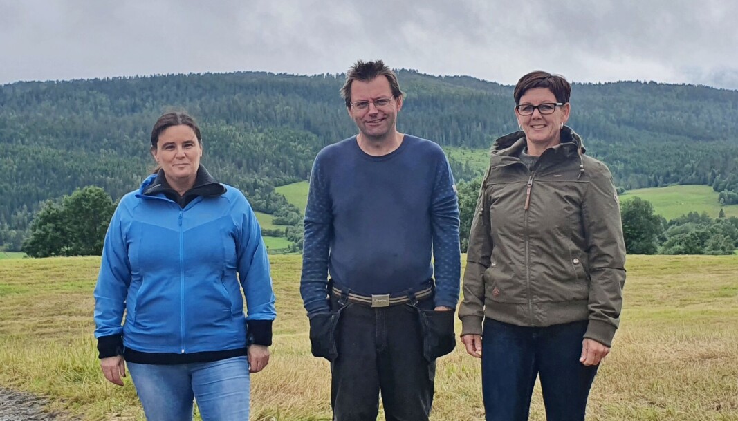 Hans Magne Brønstad skal opptre på Boktakvelden. Her flankeres han av Marit Ingeborg Bakk og Eva-Britt Skjølsvold fra arrangementskomiteen. Hans Magne Brønstad skal opptre på Boktakvelden. Her flankeres han av Marit Ingeborg Bakk og Eva-Britt Skjølsvold fra arrangementskomiteen.