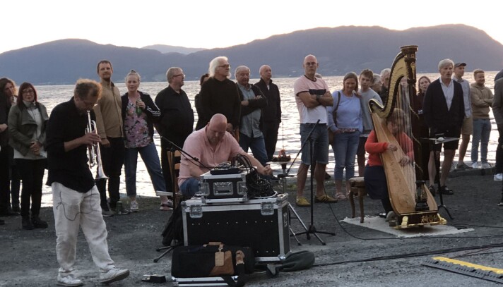 Frode Torjussen, Jo Inge Nes og Sunniva Rødland improviserte rundt «Den ökande familjen». Stemningsfullt og til pulsen av bølgeskvulpa i fjæra Frode Torjussen, Jo Inge Nes og Sunniva Rødland improviserte rundt «Den ökande familjen». Stemningsfullt og til pulsen av bølgeskvulpa i fjæra