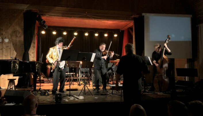 At «Elvis» spelte fagott var det få som viste, her er Odd Lyngstad (som Elvis) saman fiolinist Alex Robson frå Engegårdskvartetten, dirigent Torodd Wigum og bassist Andrias Vilhelm Poulsen i «Dead Elvis» av Michael Daughterty.