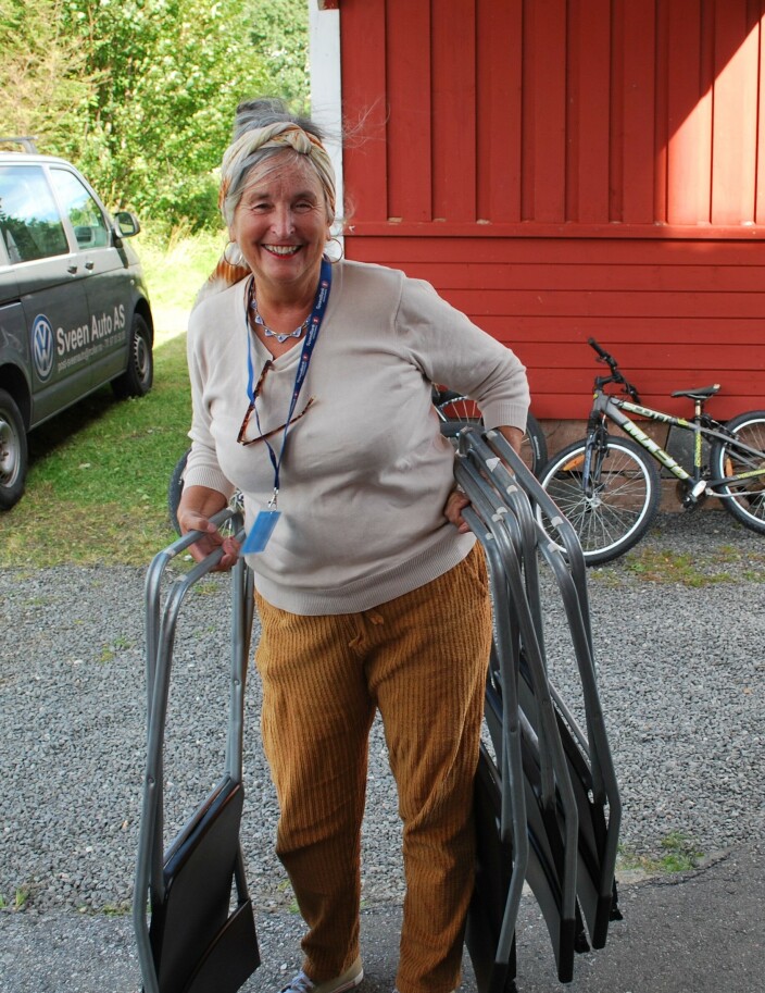 Brit Dyrnes er ikkje redd for å ta i eit tak. 30 klappstolar skal i kjellaren. Brit Dyrnes er ikkje redd for å ta i eit tak. 30 klappstolar skal i kjellaren.
