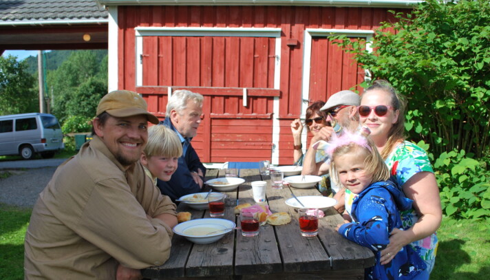 Erik Hem og Marie Brøske Søderstrøm kosar seg med fiskesuppe på Stangvikfestival. – Det eg likar best med festivalen er alle dei uventa opplevingane, seier Marie som har røter som knyter ho til Stangvika.