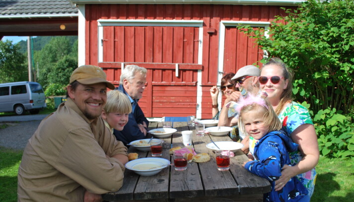 Erik Hem og Marie Brøske Søderstrøm kosar seg med fiskesuppe på Stangvikfestival. – Det eg likar best med festivalen er alle dei uventa opplevingane, seier Marie som har røter som knyter ho til Stangvika. Erik Hem og Marie Brøske Søderstrøm kosar seg med fiskesuppe på Stangvikfestival. – Det eg likar best med festivalen er alle dei uventa opplevingane, seier Marie som har røter som knyter ho til Stangvika.