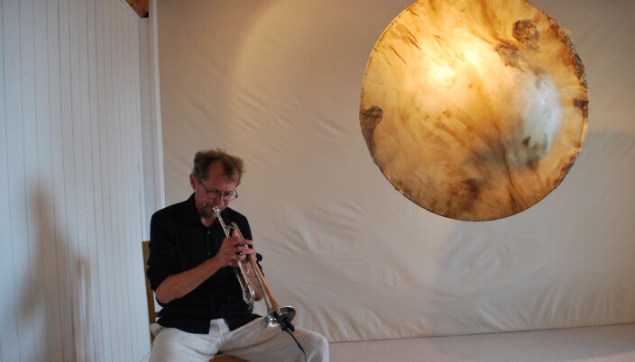 Frode Torjusen improviserte ein musikalsk respons til utstillinga, impovisasjonen enda i ein lokal folketone. Ein kunne høyre lydar og kjenne stemninga av skog og dyr. Frode Torjusen improviserte ein musikalsk respons til utstillinga, impovisasjonen enda i ein lokal folketone. Ein kunne høyre lydar og kjenne stemninga av skog og dyr.