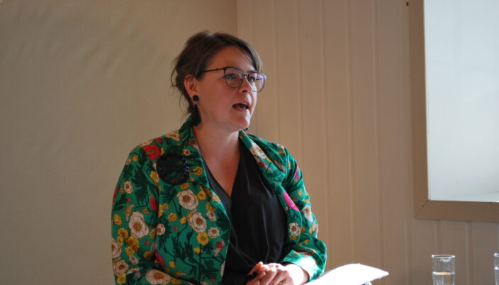 Sanna jobbar også med skinn. Ho har blant anna laga dei smykka ho hadde på seg under kunstnarsamtalen Sanna jobbar også med skinn. Ho har blant anna laga dei smykka ho hadde på seg under kunstnarsamtalen