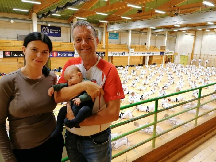 Leirleder Kjell Gunnar Polden sammen med den aller minste blant publikum, barnebarnet Thor Polden (6 uker) med mamma Mia Gulbrandsen.
