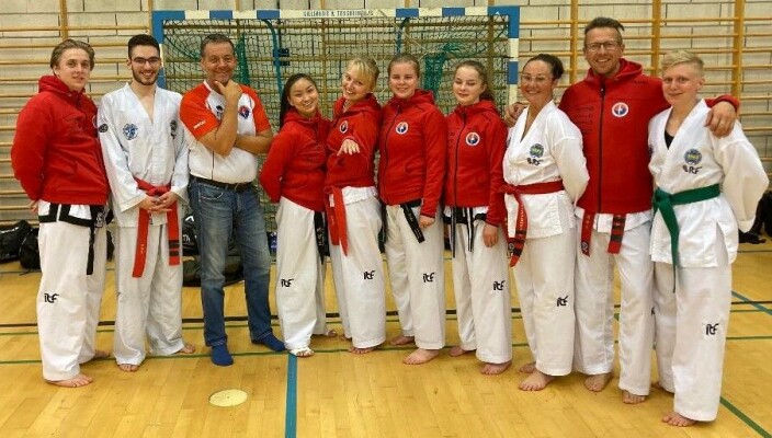 Alexander Nielsen, Robert Filmer, Kjell Gunnar Polden, Tania Auglen, Karin Johnsgård, Jorunn og Heidi Fiske, Carina og Stig Oldervik og Daniela Bjerklund fra Surnadal Taekwon-Do Klubb. Alexander Nielsen, Robert Filmer, Kjell Gunnar Polden, Tania Auglen, Karin Johnsgård, Jorunn og Heidi Fiske, Carina og Stig Oldervik og Daniela Bjerklund fra Surnadal Taekwon-Do Klubb.