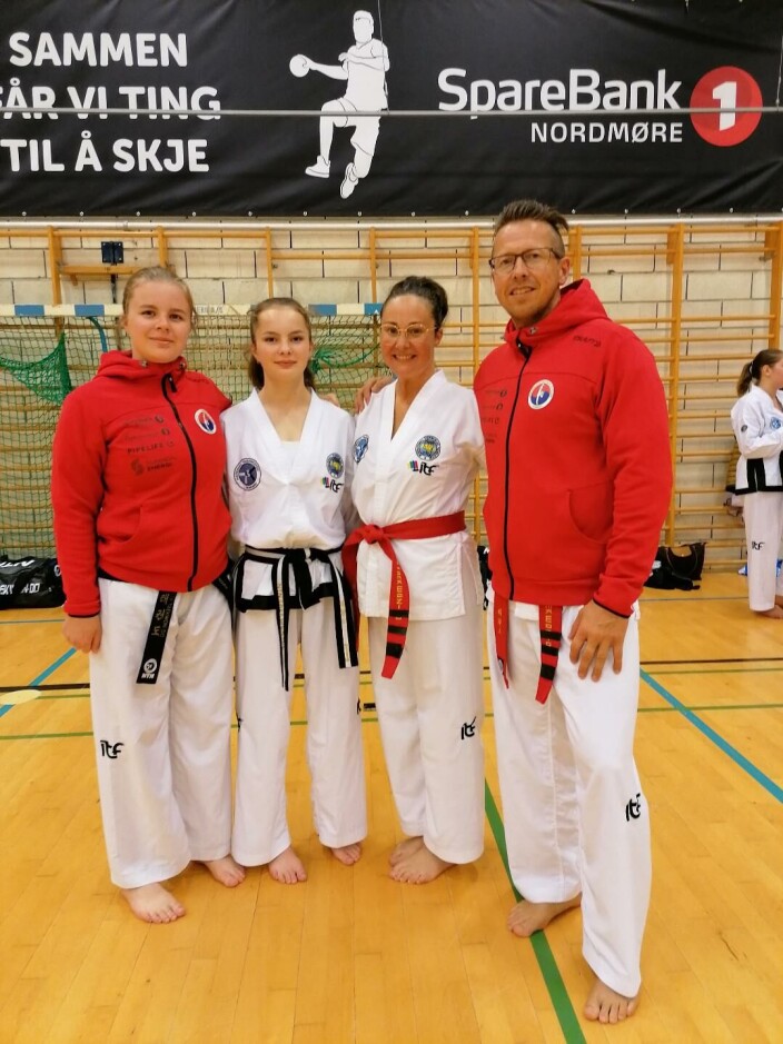 Søstrene Jorunn og Heidi Fiske og nygifte Stig og Carina Oldervik. (De 2 sistnevnte fra Surnadal Taekwon-Do Klubb avd. Ålvundeid). Søstrene Jorunn og Heidi Fiske og nygifte Stig og Carina Oldervik. (De 2 sistnevnte fra Surnadal Taekwon-Do Klubb avd. Ålvundeid).