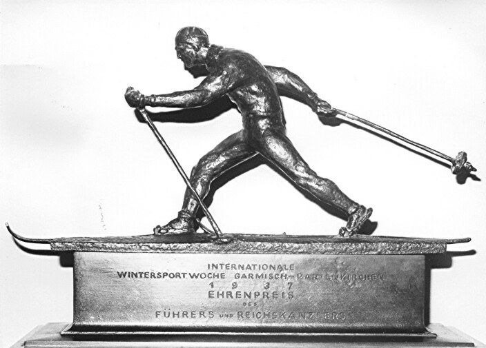 Sigurd Røen vann i 1937 Hitlers Ærespris – ein massiv bronseskulptur. Sigurd Røen vann i 1937 Hitlers Ærespris – ein massiv bronseskulptur.