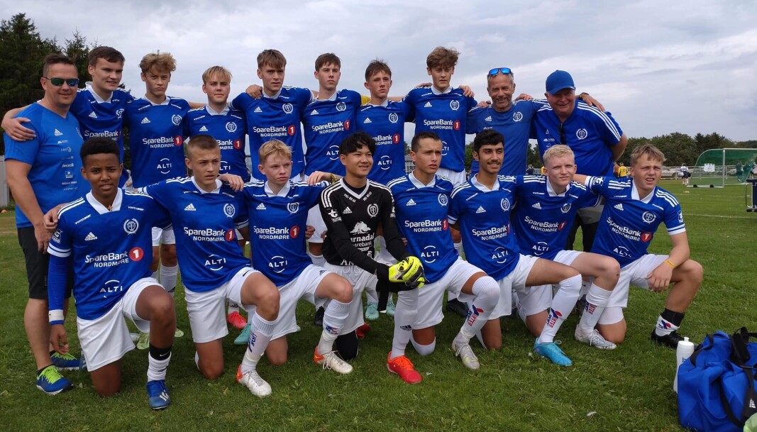 Surnadal G16 klare for sin andre kamp i Norway Cup. Surnadal G16 klare for sin andre kamp i Norway Cup.