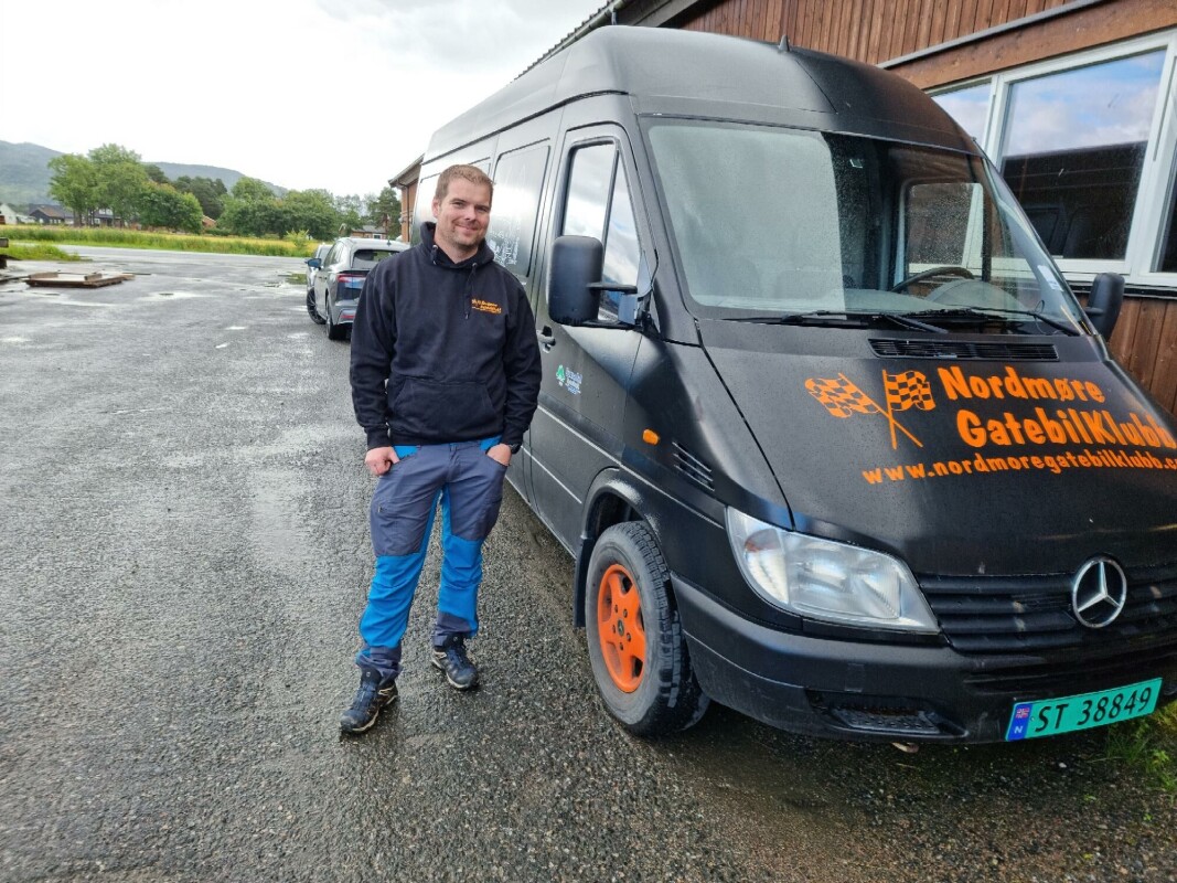 Bjørn Moen med bilen som loddes ut lørdag Bjørn Moen med bilen som loddes ut lørdag
