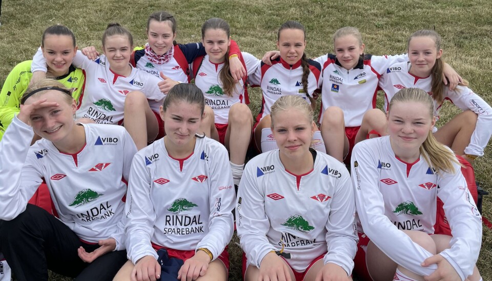 På Rindal IL J15/16 spiller: Foran fra venstre: Uma Børset Bekken, Tomine Halgunset Røen, Rachel Gulla Løfaldli, Margrete Halgunset. Bak fra venstre: Synne Dalsegg Løseth, Milla Skjølsvold Aasen, Ine Løfald, Frida Møkkelgård, Elise Bolme, Linnea Møkkelgård, Guri Bolme Nonstad.