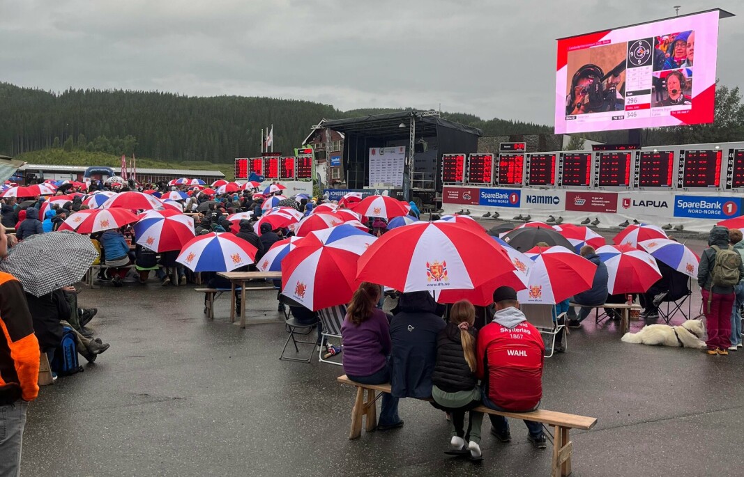 Publikum i Bodø fulgte ungdomslaget og kongelaget på storskjerm. Publikum i Bodø fulgte ungdomslaget og kongelaget på storskjerm.