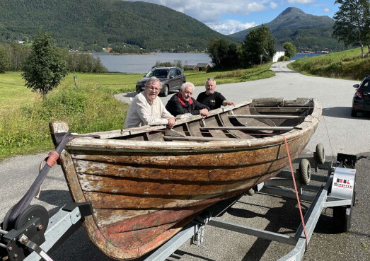 Hundreåringen «heimkomen» til Bøgeilen – her bemanna av Bernt G. Bøe (fremst), Einar I. Bøe og Inge Dønheim. Dei er i tur og orden barnebarn, barnebarn og oldebarn av han som bygde båten. Hundreåringen «heimkomen» til Bøgeilen – her bemanna av Bernt G. Bøe (fremst), Einar I. Bøe og Inge Dønheim. Dei er i tur og orden barnebarn, barnebarn og oldebarn av han som bygde båten.