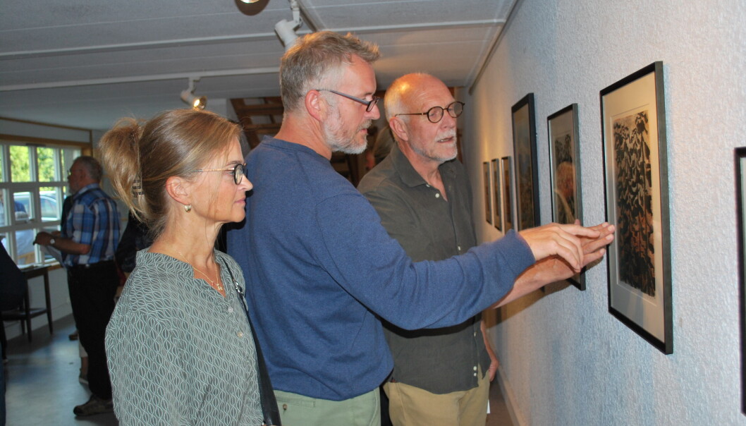 Margrethe og Øyvind Svinvik i samtale med kunstnar Odd Ingar Skrøvset. Margrethe og Øyvind Svinvik i samtale med kunstnar Odd Ingar Skrøvset.