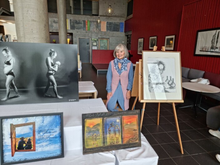Anne Vognill Einum stilte ut både foto og kolstift-teikningar Anne Vognill Einum stilte ut både foto og kolstift-teikningar