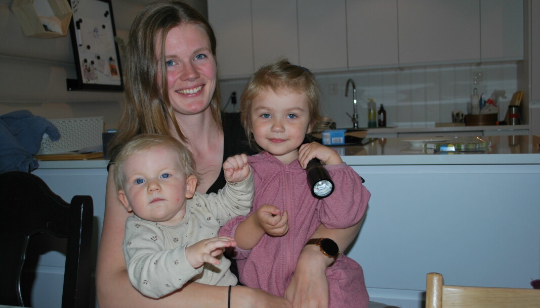 Sara Moen med døtrene Nora ( 9 mnd.) og Ingeborg (3)