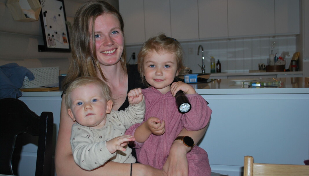 Sara Moen med døtrene Nora ( 9 mnd.) og Ingeborg (3) Sara Moen med døtrene Nora ( 9 mnd.) og Ingeborg (3)