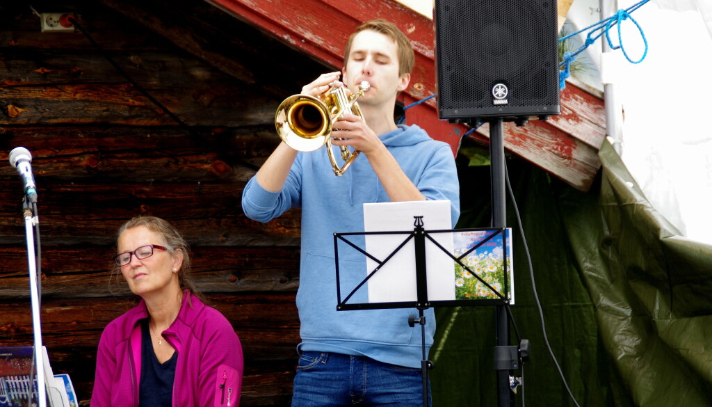Organist Oddveig Helset Halle og Knut Arne Fiske Pedersen på horn sørga for musikalsk leiing av gudstenesta Organist Oddveig Helset Halle og Knut Arne Fiske Pedersen på horn sørga for musikalsk leiing av gudstenesta