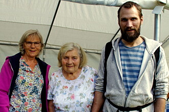 Gudrun Myklegard er i sitt 95. år og var den eldste på Røstasetra i år. Her i lag med dotter Inger og barnebarn Bjørn