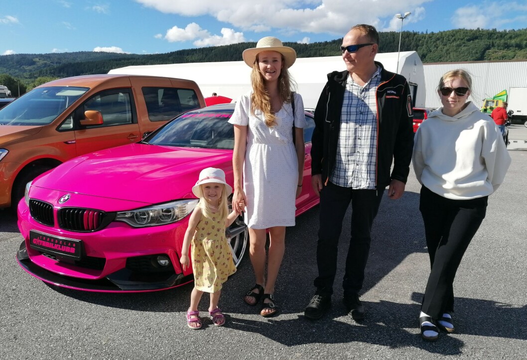 Erika Bergheim Andersen, Ingrid Bergheim, Jon Bergheim og Malin Asphaug foran Erikas vurdering av festivalens fineste bil. Erika Bergheim Andersen, Ingrid Bergheim, Jon Bergheim og Malin Asphaug foran Erikas vurdering av festivalens fineste bil.
