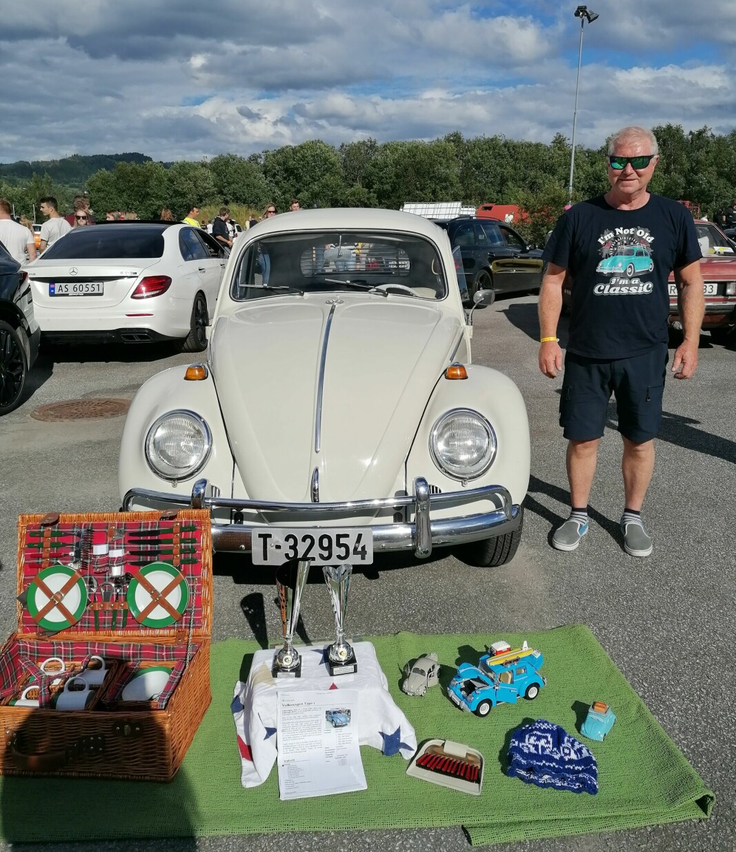 Bjørn Helge Sæterøy med pokalen for "Beste originale bil".