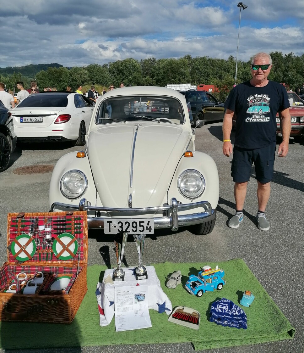 Bjørn Helge Sæterøy med pokalen for 'Beste originale bil'.