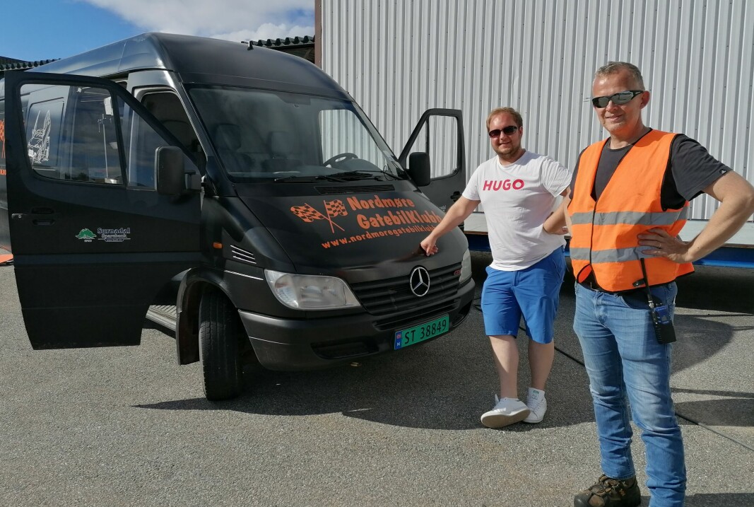 Over 100 lodd var tatt på klubb-bilen til Nordmøre gatebilklubb. Marius Elshaug fra Sunndalsøra ble den heldige vinneren. Her avbildet sammen med Tore Mo.