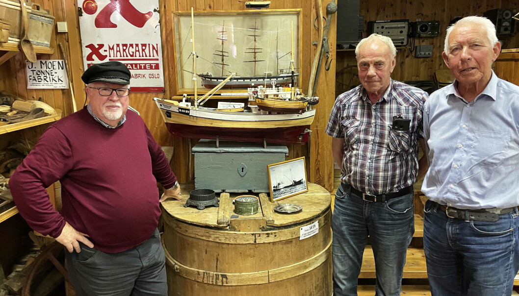 Høveleg setting: Kåsør Per Helge Pedersen (t.v.), modellbyggar Gunnar Strand og skipsbyggjar Peder Vaagland attmed museets modell av «Drotland». Begeret av Sølvsilda 1960 og «Veslegut» i ramme markerer beste storsildsnurpar det året. Høveleg setting: Kåsør Per Helge Pedersen (t.v.), modellbyggar Gunnar Strand og skipsbyggjar Peder Vaagland attmed museets modell av «Drotland». Begeret av Sølvsilda 1960 og «Veslegut» i ramme markerer beste storsildsnurpar det året.